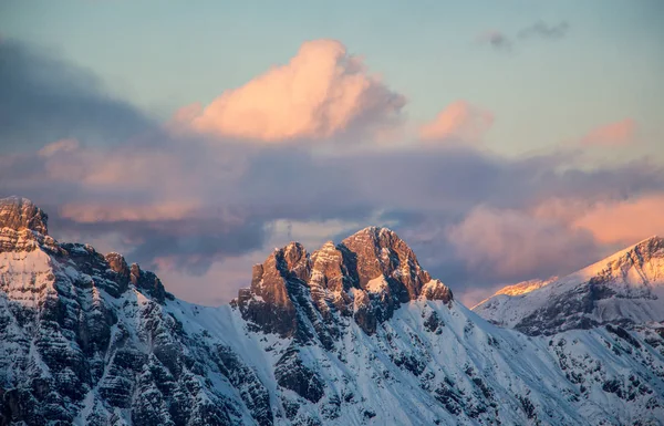 Retrato de montanha Birnhorn Saalbach pôr do sol roxo nuvens de luz refletindo a paisagem da montanha — Fotografia de Stock