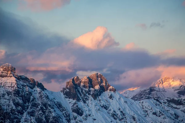 Bergsporträtt Birnhorn Saalbach solnedgång lila ljus moln som speglar bergskedjan — Stockfoto