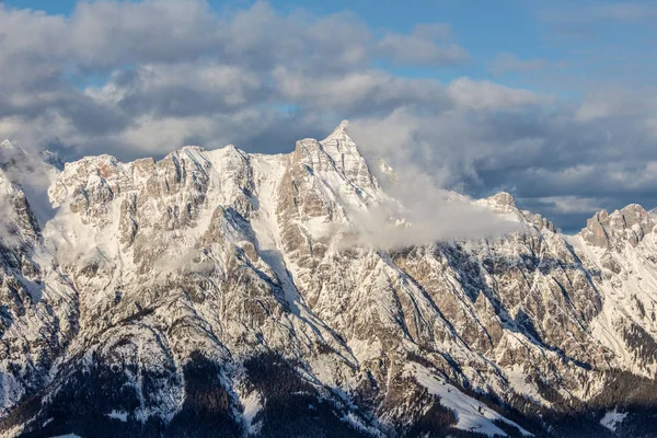 산에 있는 흑 뿔 사알 바흐 극적 인 구름 완벽 한 푸른 하늘 조명 경치 기분 — 스톡 사진