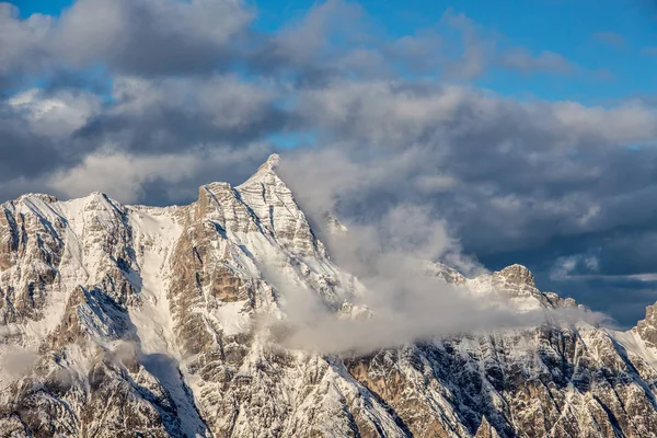 Bergsporträtt Birnhorn Saalbach dramatiska moln perfekt blå himmel ljus scenisk stämning — Stockfoto