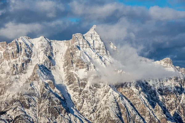 Bergsporträtt Birnhorn Saalbach dramatiska moln perfekt blå himmel ljus scenisk stämning — Stockfoto