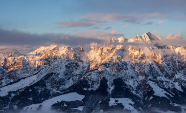 Dağ portresi Birnhorn Saalbach günbatımı bulutlar mükemmel mavi gökyüzü ışığı