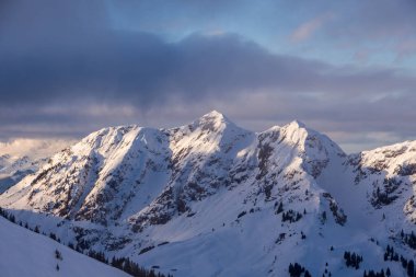 Dağ portresi Birnhorn Saalbach dramatik bulutlar mükemmel mavi gökyüzü manzaralı
