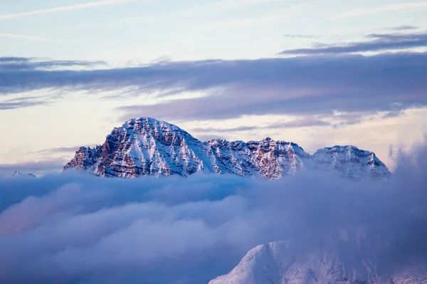 Retrato de montanha Birnhorn Saalbach pôr do sol nuvens céu azul perfeito luz roxa — Fotografia de Stock