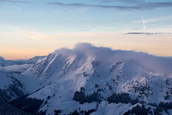 Горный портрет Birnhorn Saalbach заката облака совершенные голубое небо фиолетовый свет — стоковое фото