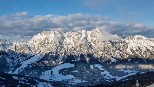 Retrato de montanha Birnhorn Saalbach nuvens dramáticas perfeito céu azul luz humor cênico — Fotografia de Stock