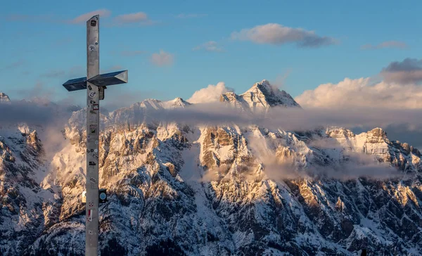 Bergsporträtt Birnhorn Saalbach solnedgång moln perfekt blå himmel ljus topp kors framför — Stockfoto
