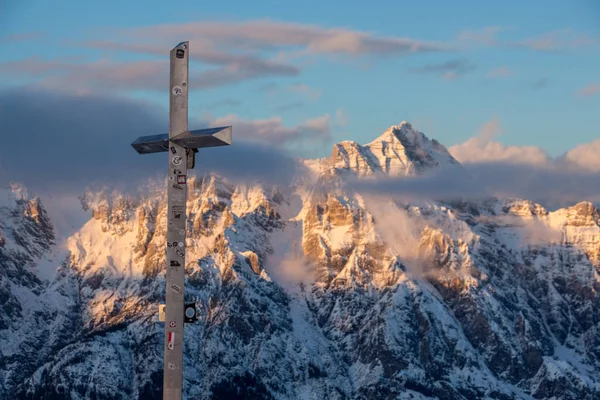 Bergsporträtt Birnhorn Saalbach solnedgång moln perfekt blå himmel ljus topp kors framför — Stockfoto