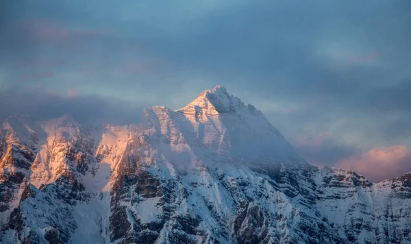 Retrato de montanha Birnhorn Saalbach pôr do sol roxo nuvens de luz — Fotografia de Stock