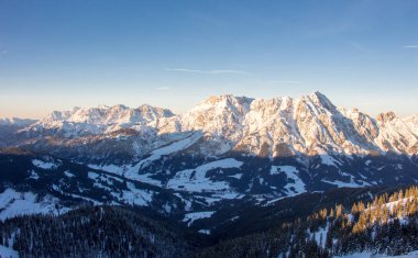 Panoramik manzara Saalbach hinterglemm steinernes Meer leogang gün batımı karlı dağlar mavi gökyüzü