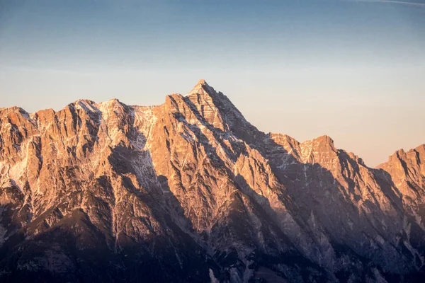 Bergsporträtt Birnhorn Saalbach solnedgång lila ljus moln snöiga berg — Stockfoto