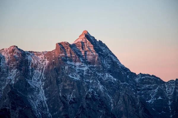 Retrato de montanha Birnhorn Saalbach pôr do sol roxo nuvens de luz neve montanha — Fotografia de Stock