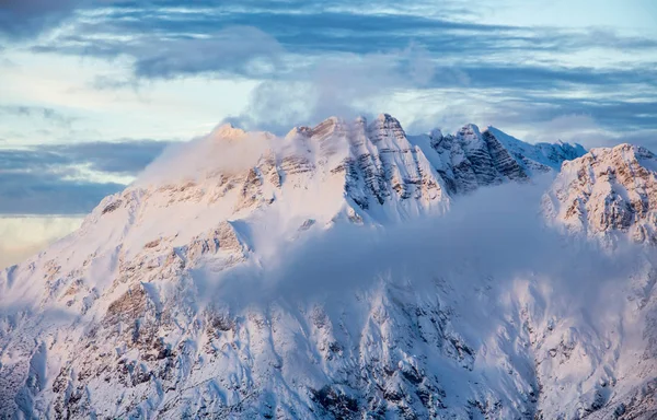 Retrato de montanha Birnhorn Saalbach pôr do sol roxo nuvens de luz neve montanha — Fotografia de Stock