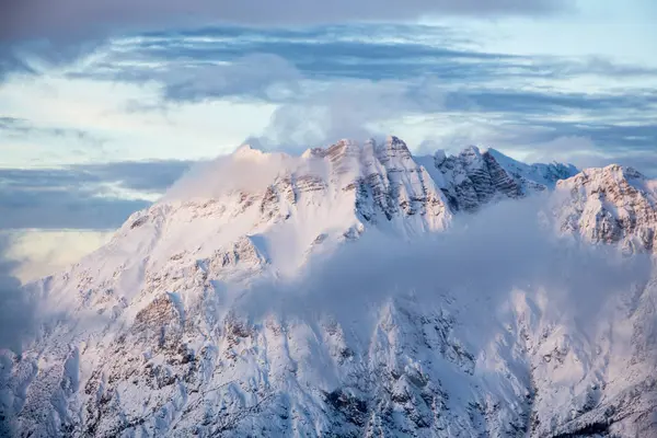 Bergsporträtt Birnhorn Saalbach solnedgång lila ljus moln snöiga berg — Stockfoto