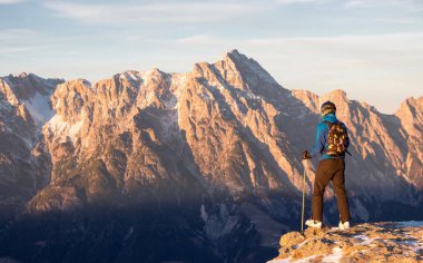 Yalnız insan portresi ve Birnhorn Dağı Saalbach Vadisi 'nde gün batımı manzarası