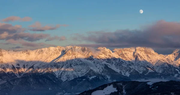 Vista panorâmica do pôr do sol lua Saalbach esqui Mountain moonrise humor escuro — Fotografia de Stock