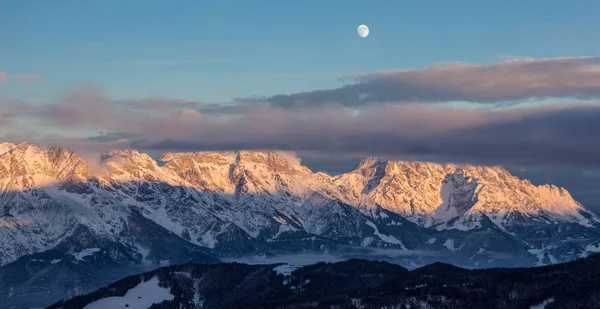 Panoramautsikt över solnedgången månen Saalbach skidåkning Berg månuppgång mörkt humör — Stockfoto