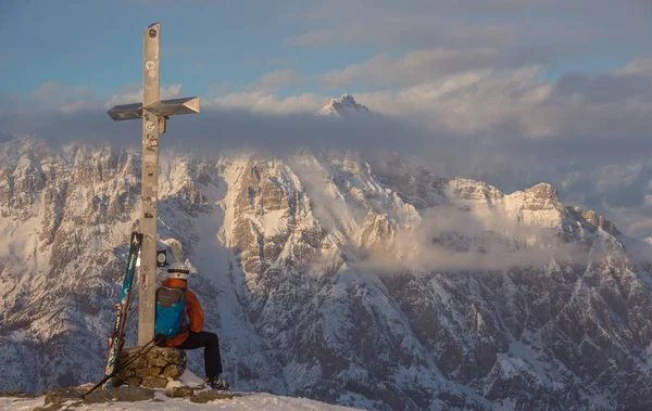 Retrato de persona solitaria y montaña Birnhorn Saalbach puesta del sol cumbre cruz — Foto de Stock