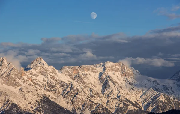 Панорамный вид на закат луны Saalbach лыжи Гора восход луны темное настроение — стоковое фото