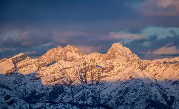 Bergsporträtt Birnhorn Saalbach solnedgång lila ljus moln som speglar bergskedjan — Stockfoto