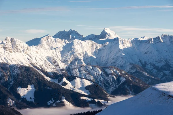 Montanhas nevadas pôr do sol paisagem montanha Kitzsteinhorn vista saalbach hinterglemm — Fotografia de Stock