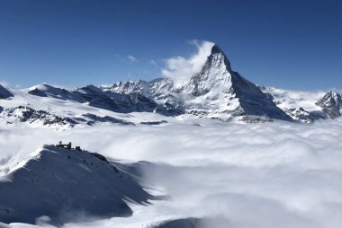 Zermatt Matterhorn Gornergrat bulutlar denizinden çıkıyor. Mükemmel gökyüzü görünüyor.