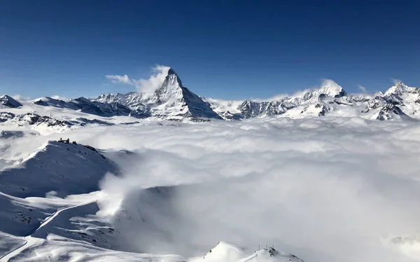 Vista panorâmica Zermatt Matterhorn gornergrat emergindo do mar de nuvens nevoeiro céu perfeito — Fotografia de Stock