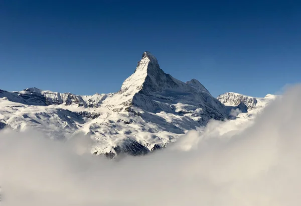 Zermatt Matterhorn a ledovec pohled hora zima sníh krajina moře mlhy mraky západ slunce — Stock fotografie