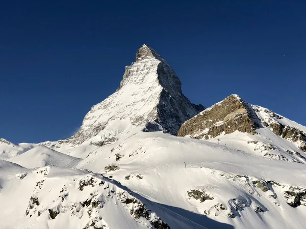Zermatt Matterhorn vista montanha inverno neve paisagem Alpes suíços por do sol — Fotografia de Stock