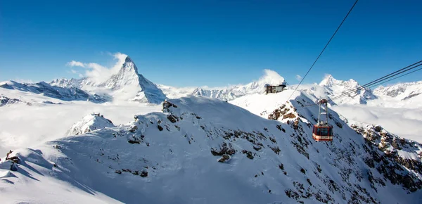 Zermatt Matterhorn gornergrat wyłaniające się z morza chmur widok doskonałe niebo — Zdjęcie stockowe