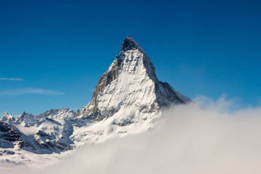 Zermatt Matterhorn dağ manzaralı kış kar manzaralı sis bulutları denizi gün batımı