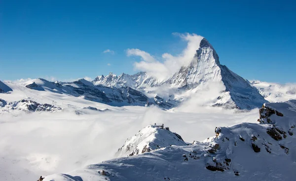 Zermatt Matterhorn Gornergrat bulutlar denizinden çıkıyor. Mükemmel gökyüzü görünüyor. — Stok fotoğraf