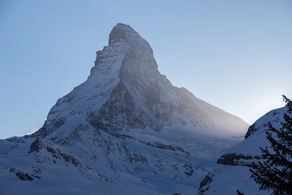 Zermatt Matterhorn vista montaña invierno nieve paisaje puesta del sol retroiluminación — Foto de Stock