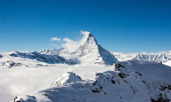 Zermatt Matterhorn Gornergrat bulutlar denizinden çıkıyor. Mükemmel gökyüzü görünüyor. — Stok fotoğraf