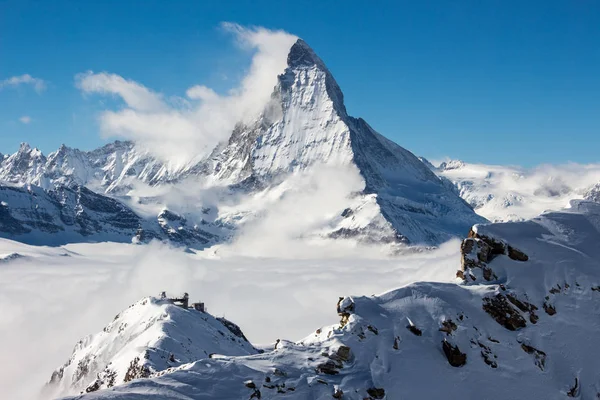 Zermatt Matterhorn gornergrat emergindo do mar de nuvens ver céu perfeito — Fotografia de Stock