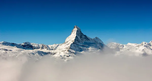 Zermatt Matterhorn θέα βουνό χειμώνα χιόνι τοπίο θάλασσα ομίχλη σύννεφα ηλιοβασίλεμα — Φωτογραφία Αρχείου