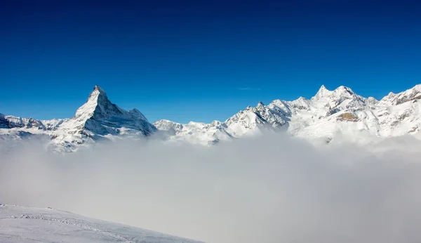 Zermatt Matterhorn dağ manzaralı kış kar manzaralı sis bulutları denizi gün batımı — Stok fotoğraf