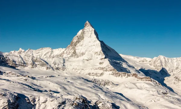 Zermatt Matterhorn kilátás hegy téli hó táj Svájci Alpokban naplemente fény — Stock Fotó