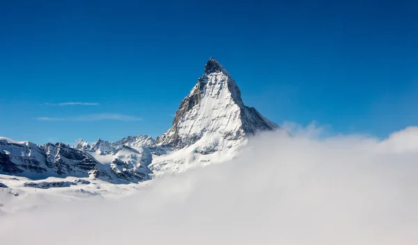 Zermatt Matterhorn θέα βουνό χειμώνα χιόνι τοπίο θάλασσα ομίχλη σύννεφα ηλιοβασίλεμα — Φωτογραφία Αρχείου