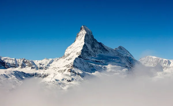 Zermatt Matterhorn θέα βουνό χειμώνα χιόνι τοπίο θάλασσα ομίχλη σύννεφα ηλιοβασίλεμα — Φωτογραφία Αρχείου