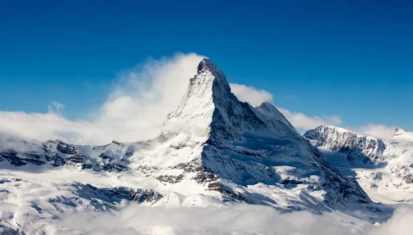 Zermatt Matterhorn y vista al glaciar montaña invierno nieve paisaje nubes —  Fotos de Stock