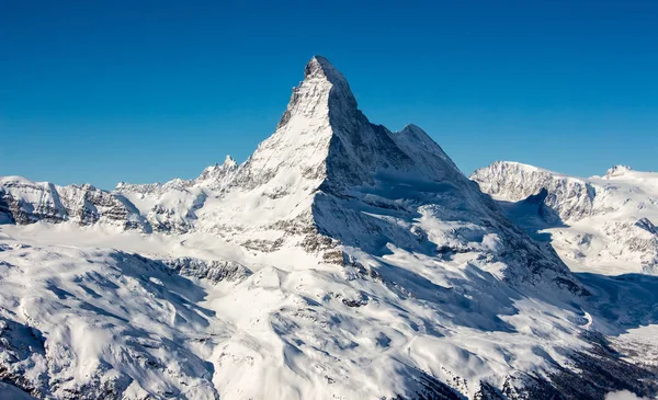 Zermatt Matterhorn vista montaña invierno nieve paisaje Alpes suizos — Foto de Stock