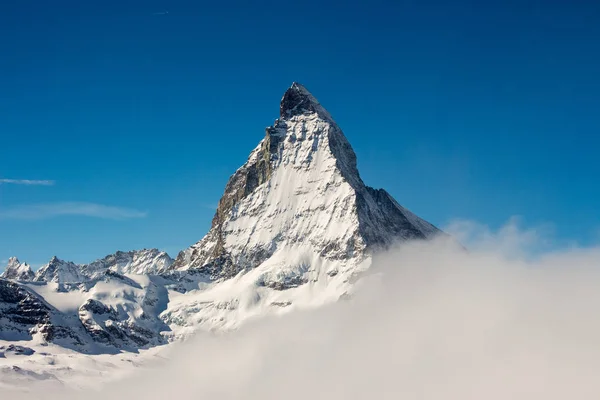 Zermatt Matterhorn θέα βουνό χειμώνα χιόνι τοπίο θάλασσα ομίχλη σύννεφα ηλιοβασίλεμα — Φωτογραφία Αρχείου