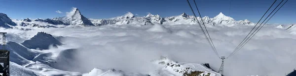 Vista panorâmica Zermatt Matterhorn gornergrat emergindo do mar de nuvens nevoeiro céu perfeito — Fotografia de Stock