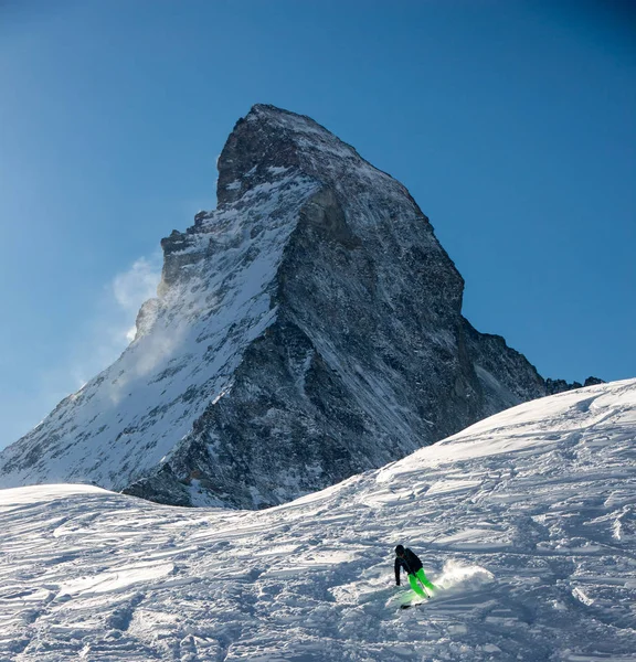 Esqui em Zermatt em frente ao Matterhorn vista montanha inverno neve paisagem pôr do sol luz de fundo — Fotografia de Stock