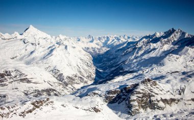 Zermatt Şehri Günbatımında kar manzarası İsviçre Alpleri manzarası
