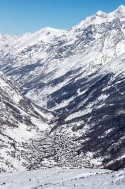 Zermatt Şehri Günbatımında kar manzarası İsviçre Alpleri manzarası