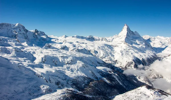 Zermatt Matterhorn ve buzul monte rosa gün batımı dağ manzarası kış kar manzarası İsviçre Alpleri bulutları panorama — Stok fotoğraf