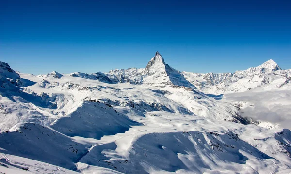 Zermatt Matterhorn és gleccser naplemente kilátás hegy téli hó táj Svájci Alpokban felhők — Stock Fotó