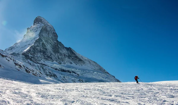 Esqui em Zermatt em frente ao Matterhorn vista montanha inverno neve paisagem pôr do sol luz de fundo — Fotografia de Stock